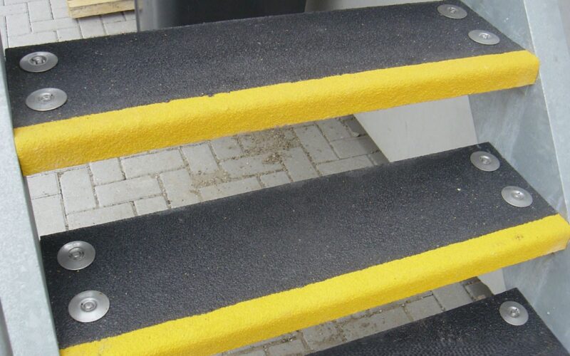 Traptrede gemonteerd covered grating rooster met schotels